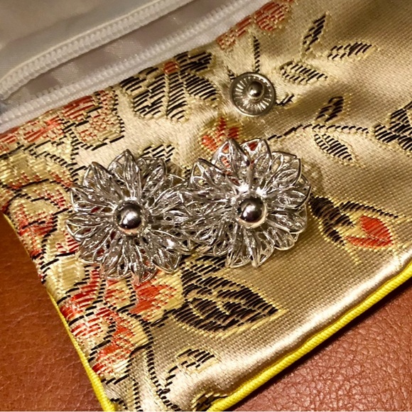 Vintage Silvertone Flower Clip On Earrings - Picture 3 of 4